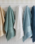 Serviettes en coton égyptien et peignoir avec chaussons en cachemire.